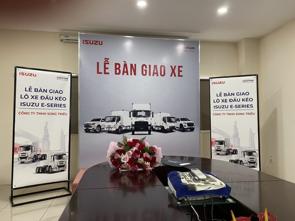 Lễ bàn giao lô xe đầu kéo ISUZU E-Series cho Công ty TNHH Song Triều